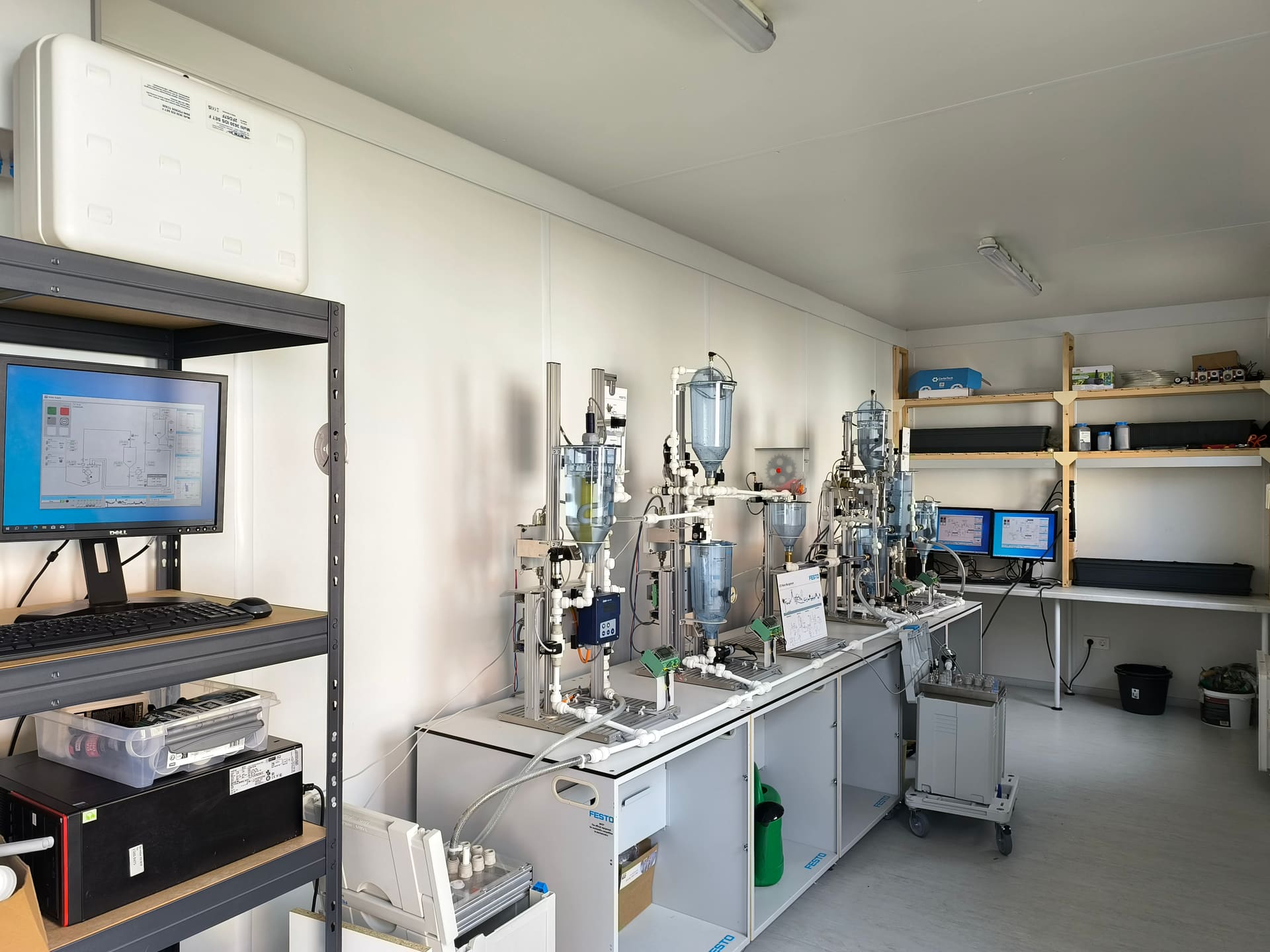 Wide view of the Schwammstation research lab