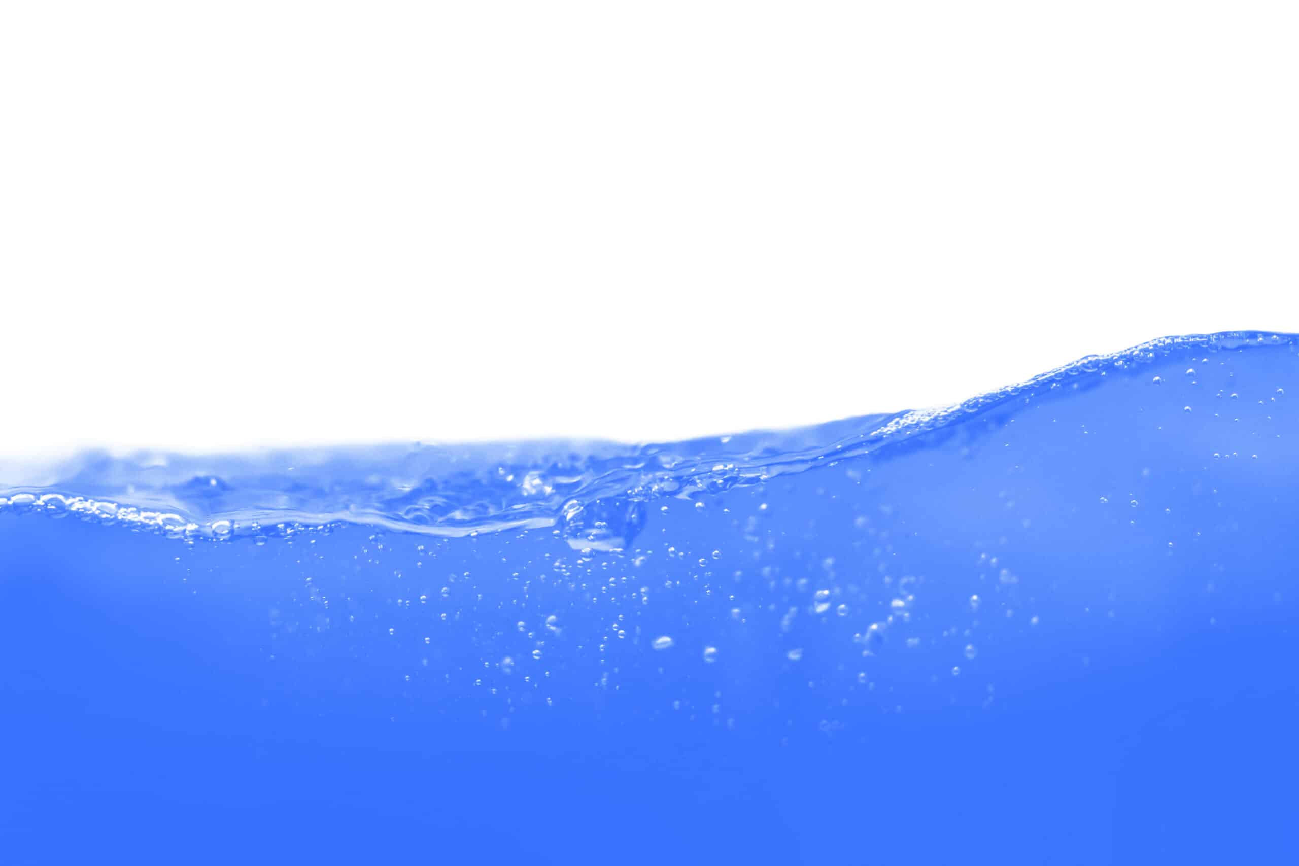 A detailed image of a water surface with waves and small air bubbles. It symbolises the research and development activities of the Institute for Sustainable Water Systems (inwa) at Hof University of Applied Sciences in the field of water, including topics such as the removal of trace substances and municipal water management.