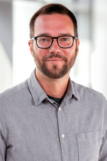 Portrait of Dr Harvey Harbach, research group leader for resource-efficient food production in integrated aquaculture at the Institute for Sustainable Water Systems at Hof University of Applied Sciences.