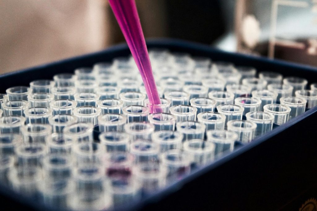 A pipette dipped into a rack with several test tubes symbolises the scientific measuring and monitoring tasks of the Institute for Sustainable Water Systems at Hof University of Applied Sciences (inwa). These include data collection and analysis, technical concept development, carrying out acceptance analyses and knowledge training in areas such as recruiting, sustainability, climate change, sponge city/region and digitalisation.